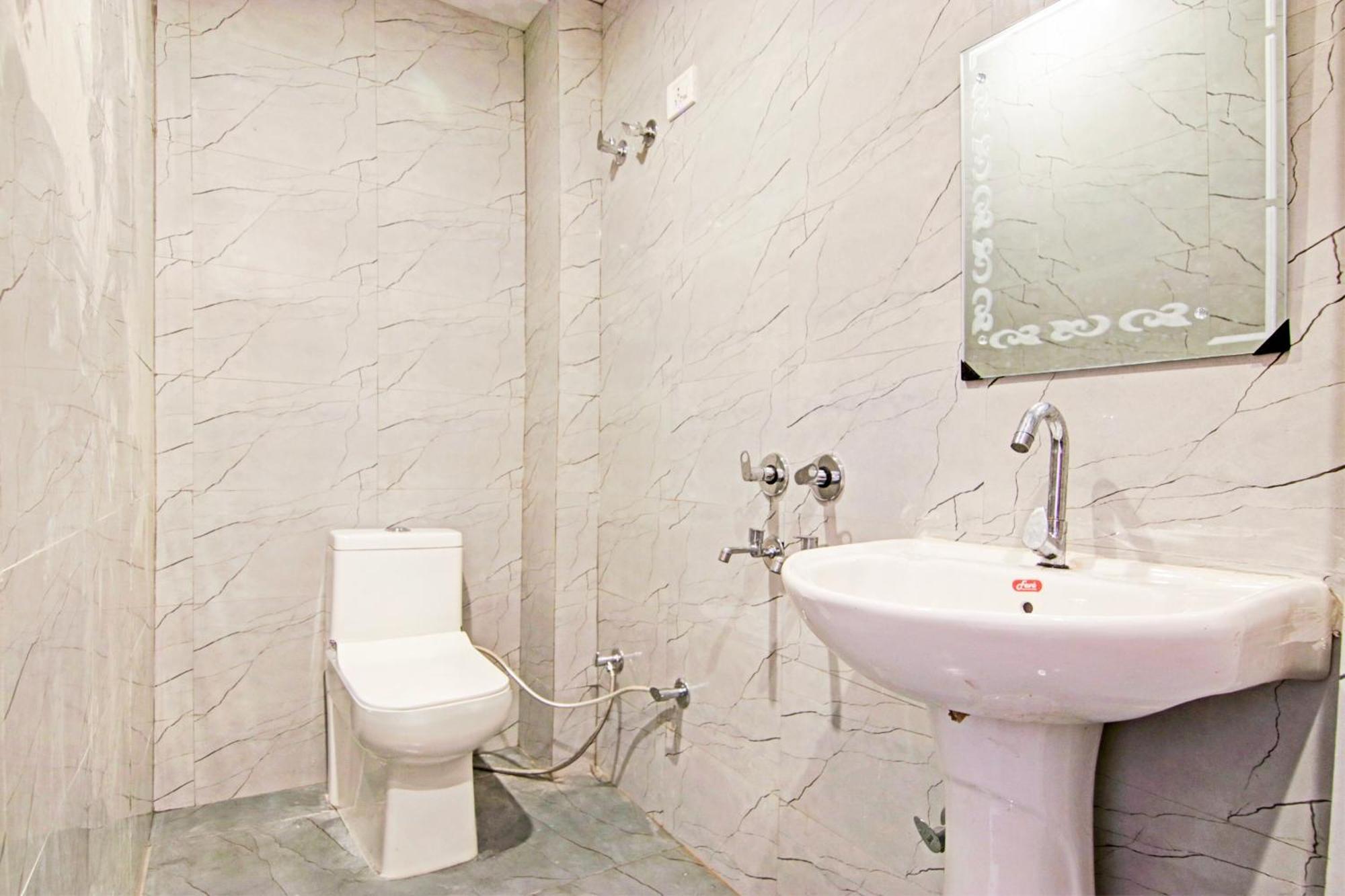 Hotel O Granville Nuova Delhi Esterno foto